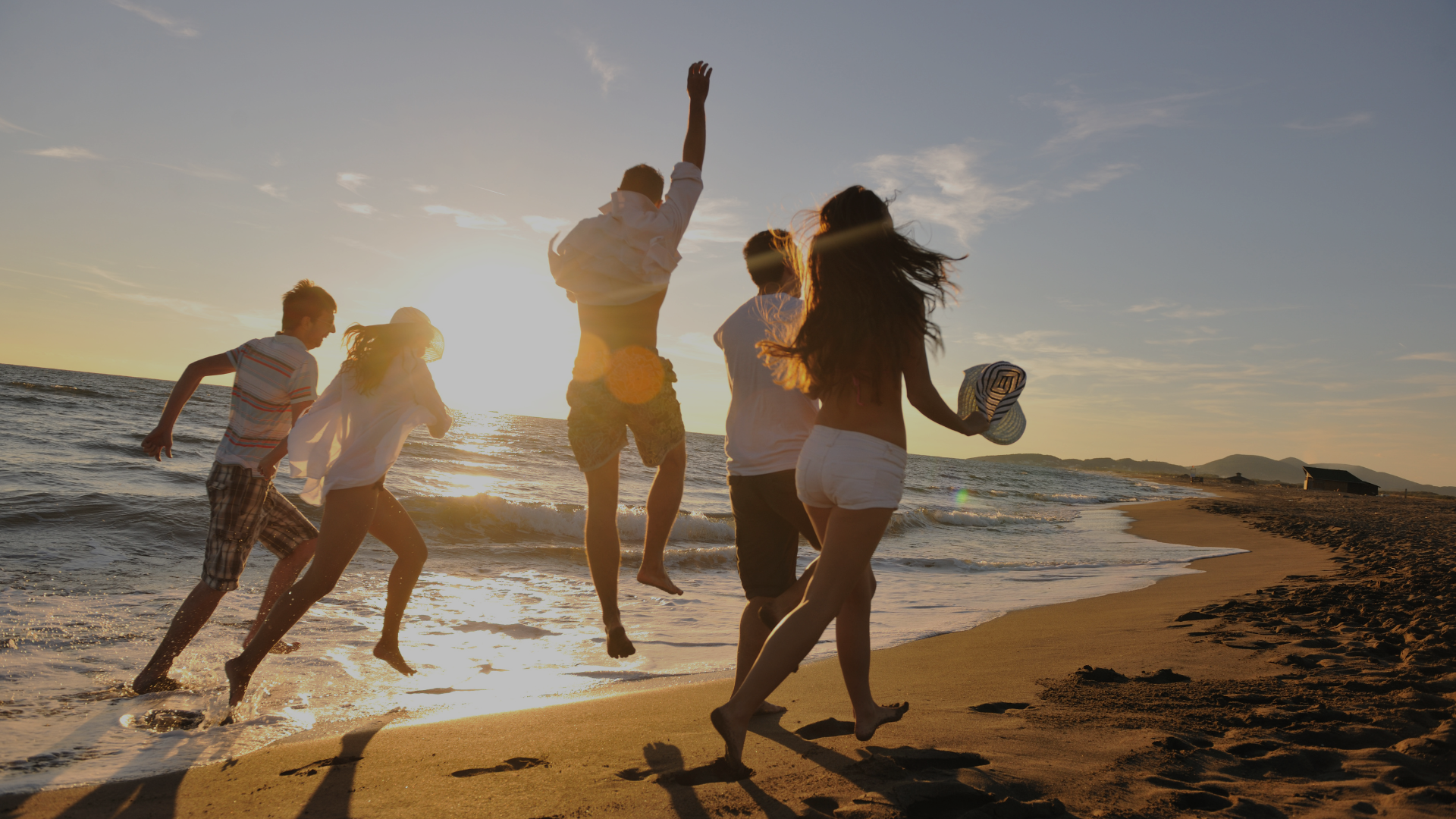 Personas disfrutando en la playa